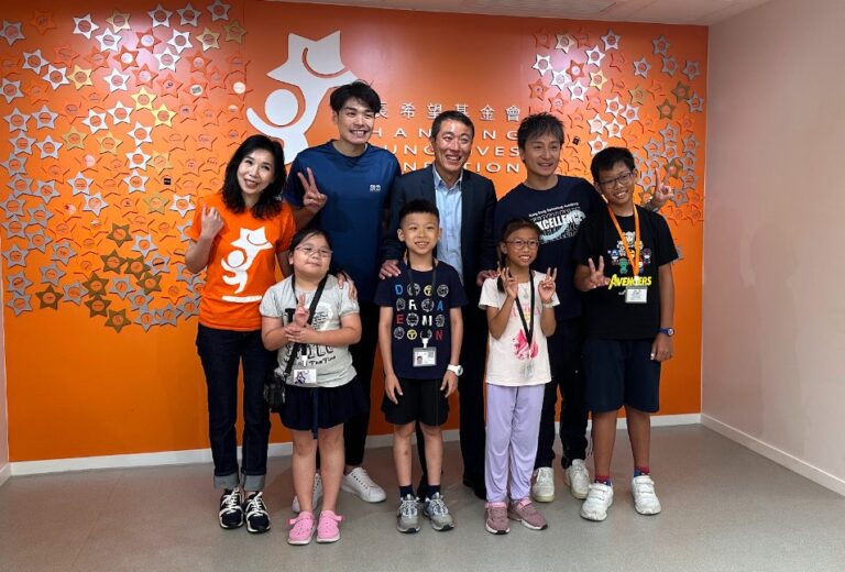 後排左起：成長希望基金会行政总監陳妙瑜，LEHK劍舍技術总監張小倫、張永漢慈善基金會創辦人張永漢、一瀧游泳有限公司創辦人方力申