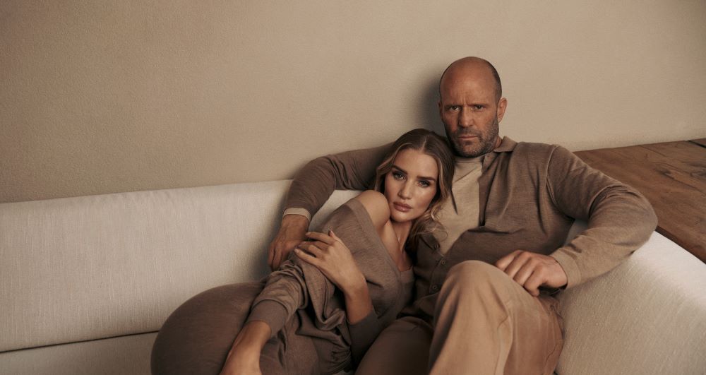 Falconeri 推出全新 2025 春夏系列 Rosie Huntington-Whiteley 與 Jason Statham 首度同框登場