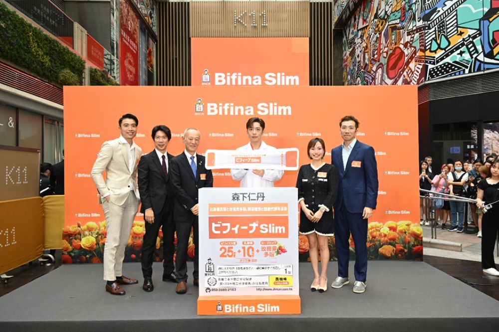 森下仁丹社長森下雄司（圖左三）、森下仁丹常務執行董事石田英嗣（圖左二）、香港法馬環球藥業有限公司創辦人 Terrence（圖左一）、Edan 呂爵安（圖右三）以及另外兩位創辦人 Diana（圖右二）和 Chris（圖右一）出席森下仁丹全新 Bifina® Slim 益生菌 「瘦身排毒配方」產品發佈會