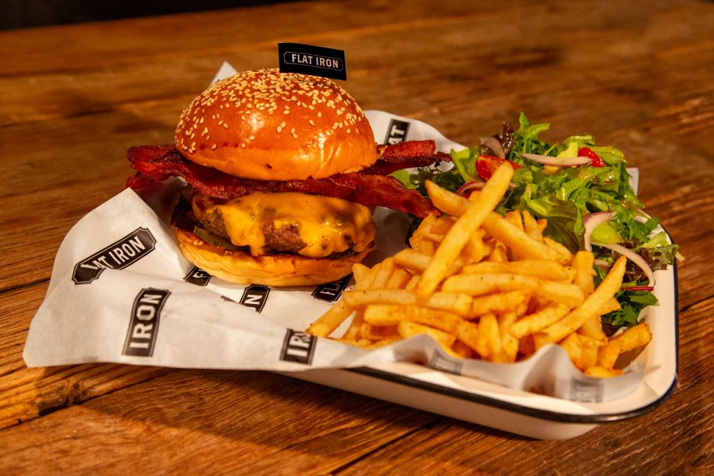 人氣漢堡店 Flat Iron Burger 進駐尖沙咀海港城 無敵海景打卡必到 上班族午市優惠之選
