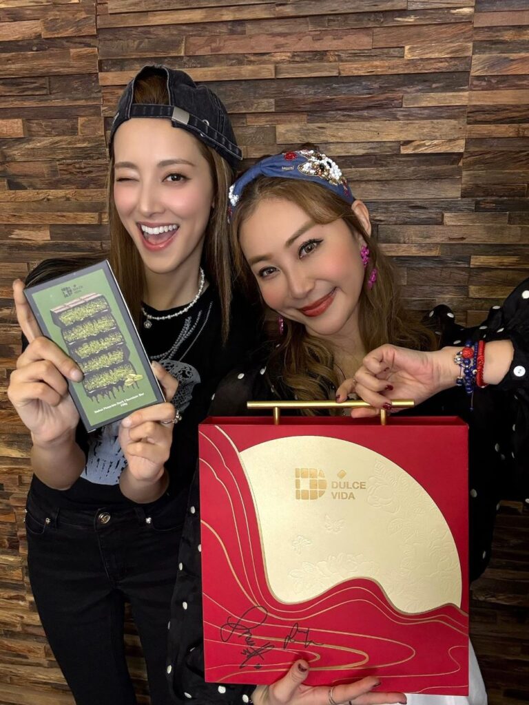 陳凱琳甜點品牌再發功 搶推月餅禮盒 獨家聯乘Mixx Collection 大玩直播預售 3千網民爭崩頭 閃曬家庭「朱古力攻防戰」