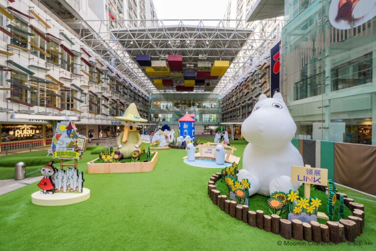《姆明一族》今個夏天登陸領展旗下三大商場，其中位於樂富廣場中庭的3 米高巨型姆明及史力奇將攜手亮相，搭配標誌性的藍色姆明屋場景。