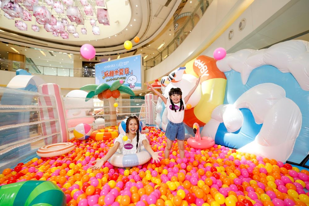 Mikiki x 卓爾廣場 「乖巧寶寶玩轉水夏日」 全港首個乖巧寶寶充氣樂園登陸Mikiki 逾3米高萌趣泳裝造型首度登場 聯乘Mini Melts 消費換領特色口味粒粒雪糕 締造冰爽夏日回憶 卓爾廣場化身熱帶風情沙灘嘉年華 暢玩兩大互動遊戲