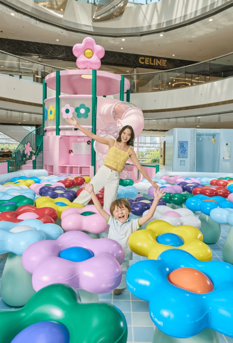 香港ifc商場聯乘紐約藝術家Cj Hendry呈獻「Summer Pool Party」 週末人氣樂隊現場演出　投入獨一無二的夏日派對 期間限定氣泡特飲　細味盛夏沁凉時光