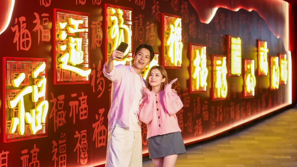 匯聚108位來自社會各界人士親筆書寫的「福」字墨寶，築成長18米、高3.8米的文化長卷 — 領展黃大仙《福牆》