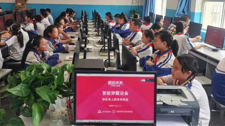 北京分眾傳媒公益基金會「智啟未來」公益科普課程，以「探秘智能穿戴，解鎖貼身科技」為主題，由專業導師帶領學童深入科研前線，解構智能手錶、AR與VR眼鏡等前沿產品的底層邏輯，旨在為科技界培育更多具備國際視野的未來接班人。